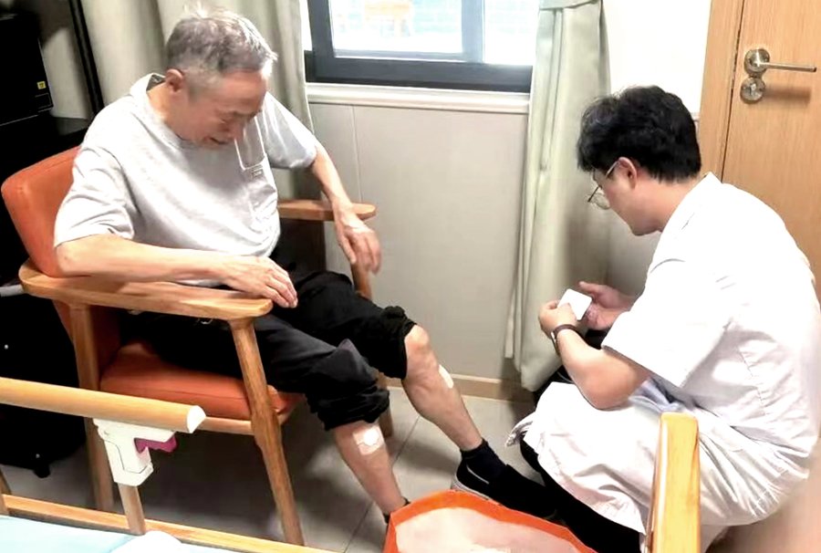 成都锦欣花乡老年公寓医养配套怎么样?吸氧雾化服务实地参考