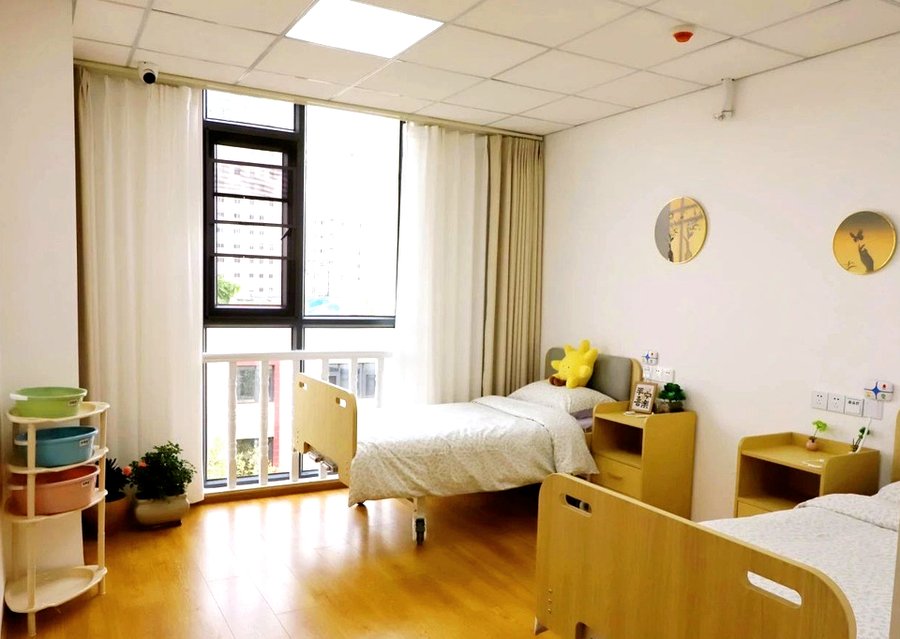 成都康源养老·书院街长者屋:棋牌书画室、阳光房与户外活动区一应俱全
