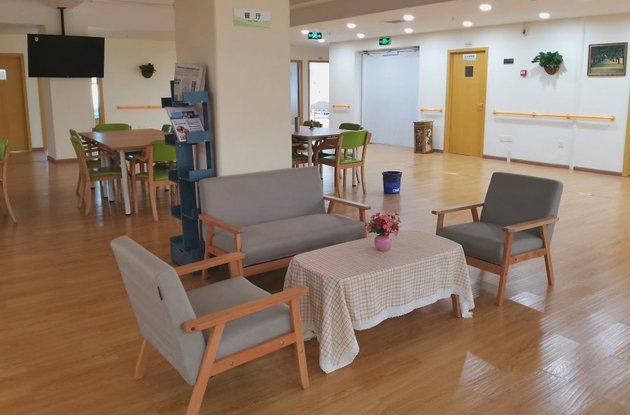 成都康源养老·书院街长者屋:棋牌书画室、阳光房与户外活动区一应俱全