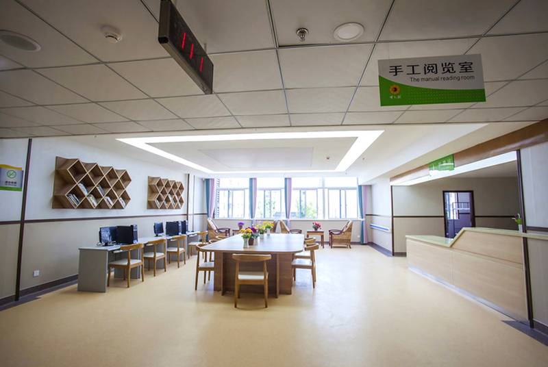 成都龙泉聚宝山养老中心长者文娱活动观察：红歌会、文艺汇演与生日聚会如何开展