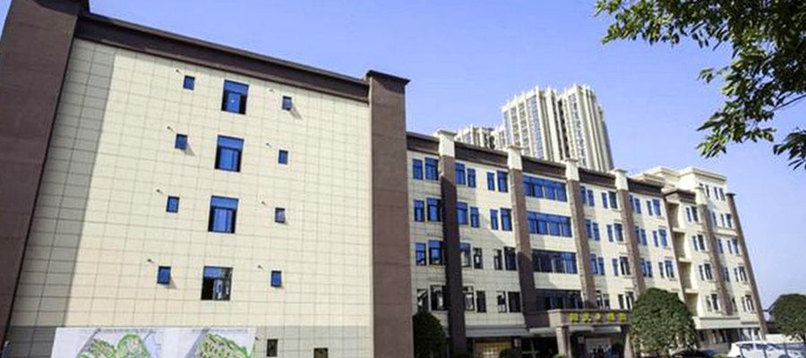 成都龙泉山下藏着一家交通省心的养老院,聚宝山养老中心地铁2号线接驳还有免费参观车