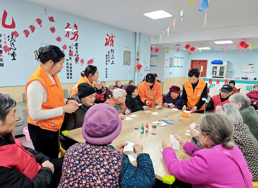 成都暖巢人家照料护理中心：配备智能送餐机器人与营养师定制四季养生餐的养老选择