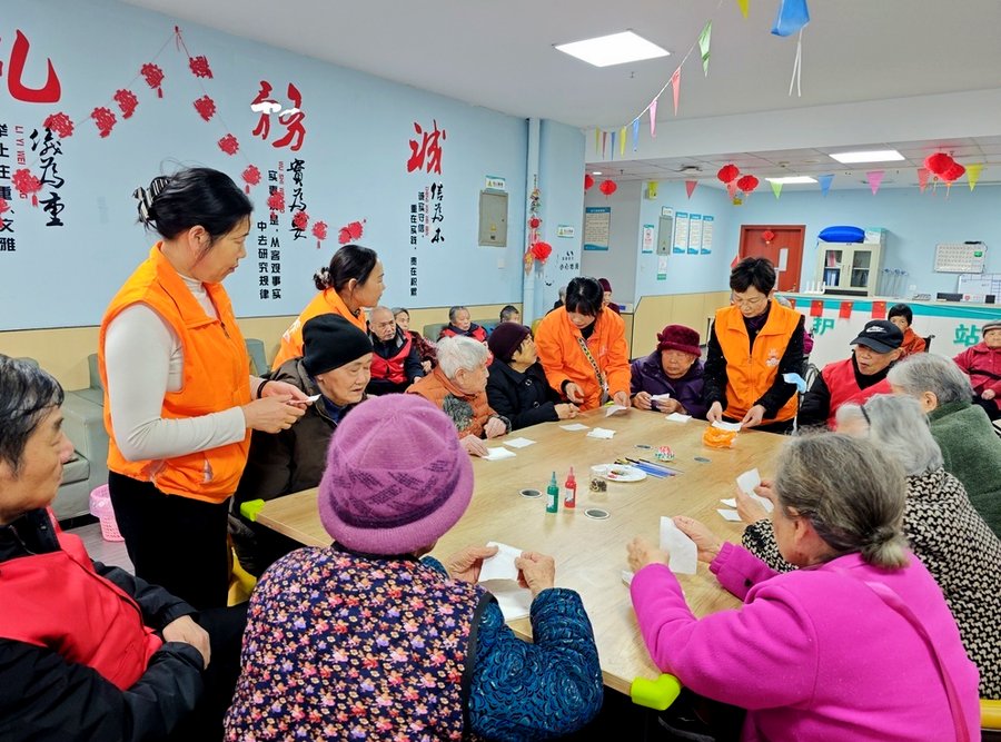 成都暖巢人家照料护理中心智慧送餐与营养师定制四季养生餐服务观察