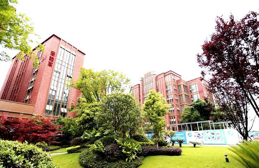 成都亲睦家·鹭湖长者社区无障碍设施说明:轮椅坡道、扶手与通行设计