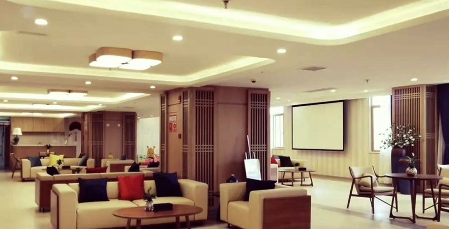 成都亲睦家·鹭湖长者社区:医养结合与24小时医护驻院的深度观察