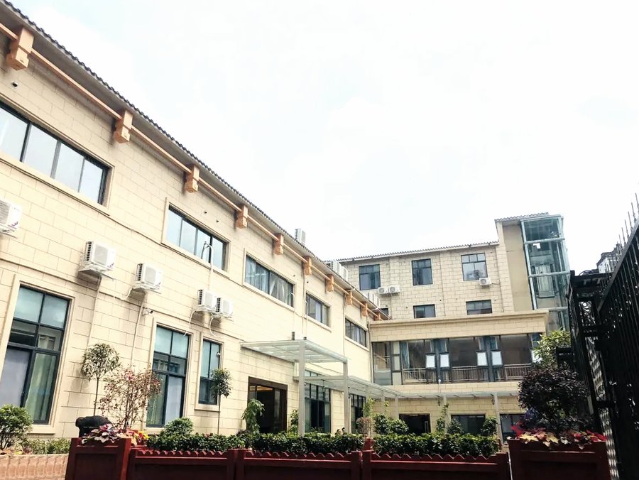 成都青羊区哺恩养老护理中心如何应对老年痴呆长者夜间游走与防走失难题
