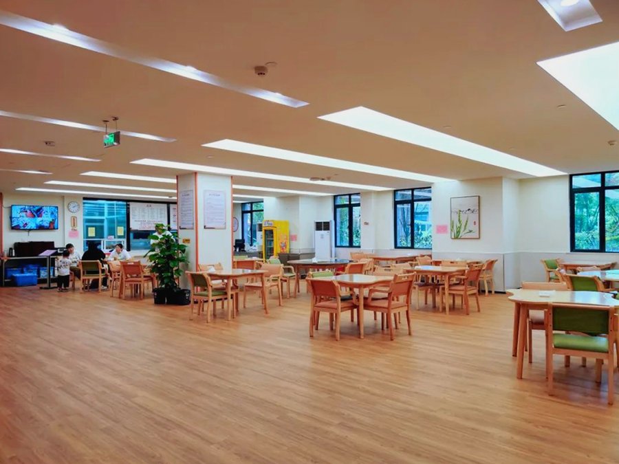 成都青羊区养老机构参考:成都爱馨客成航康养中心全屋适老化设计、智能呼叫系统与无障碍卫浴设施配置说明