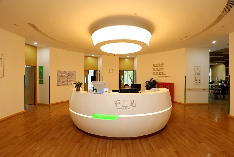 成都青羊区养老资源分布观察：爱馨客成航康养中心周边公园、医疗与居住密度分析
