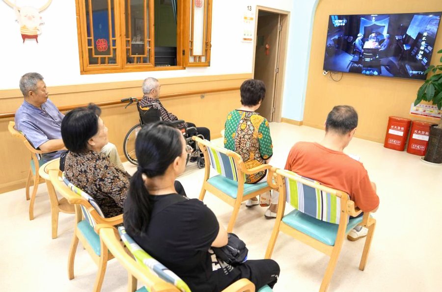 成都青羊区颐碗汤社区养老中心:为长者提供从流质到普食的分级膳食服务
