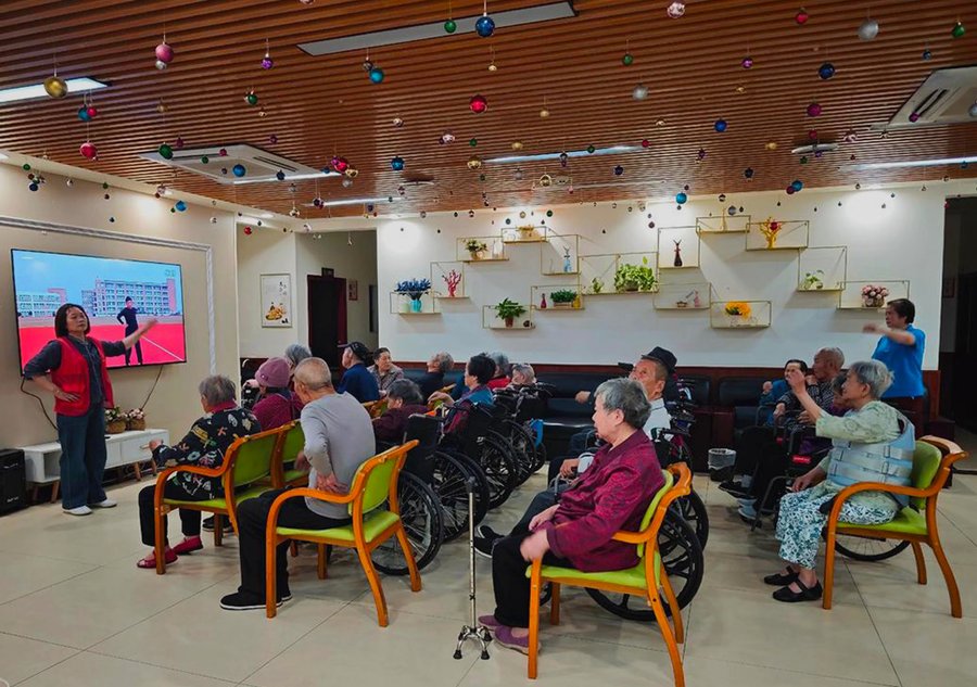 成都青羊区颐碗汤社区养老中心：文艺表演与手工活动丰富的长者家园