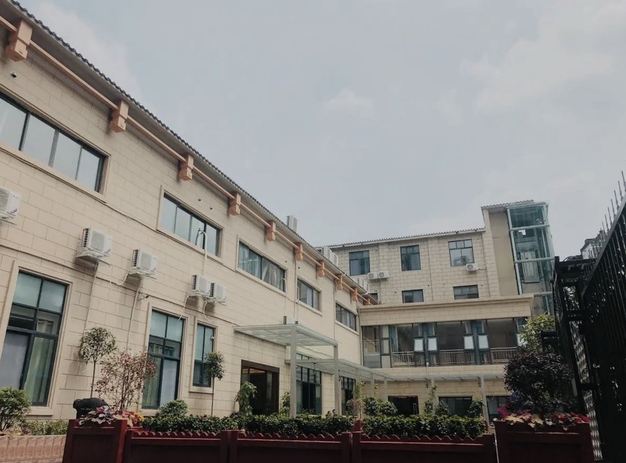 成都全失能老人养老院每月费用解析——在哺恩平福,读懂收费构成与补贴政策