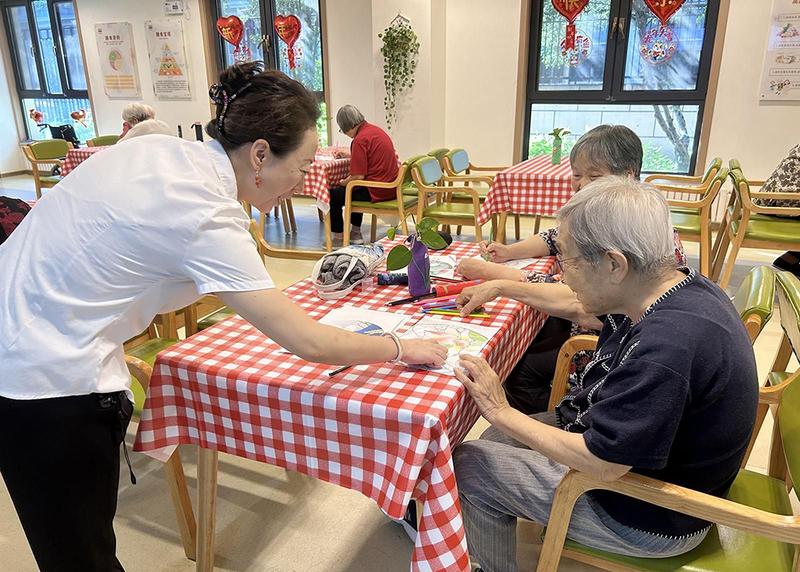 成都全失能卧床老人鼻饲吸痰照护参考:以碧然医疗护理中心为例