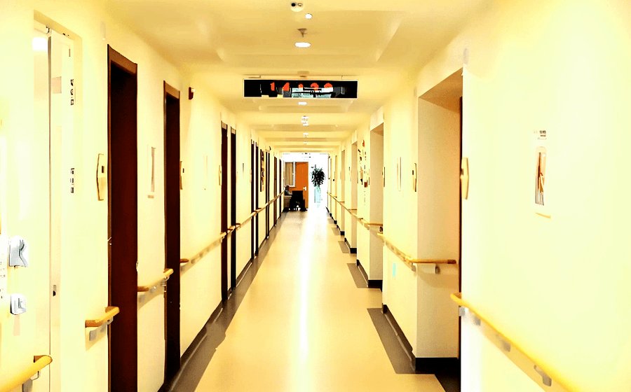 成都全失能卧床老人能入住养老院吗——晨斓医养照护视角下的入住条件梳理