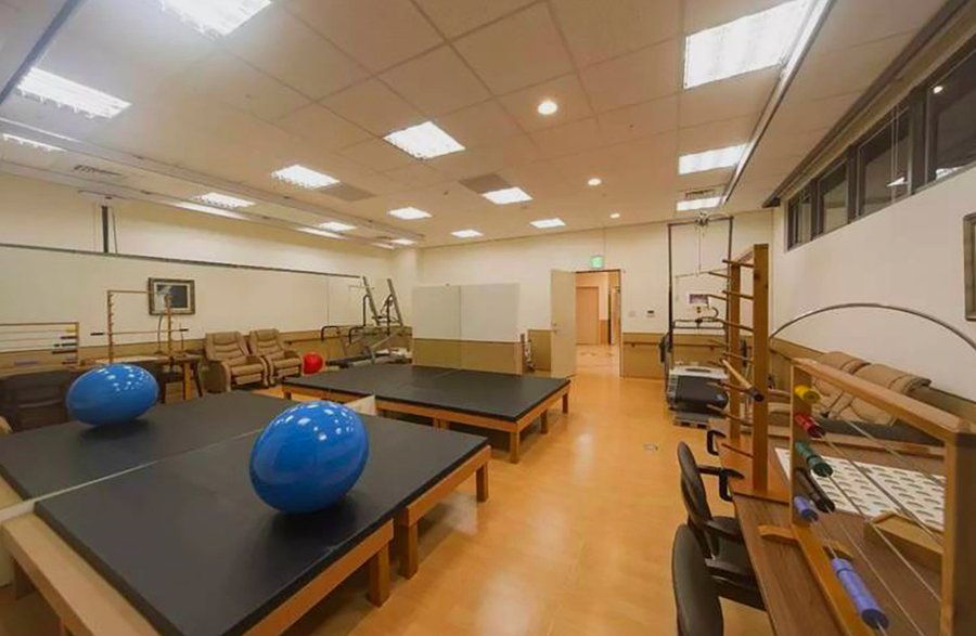 成都全失能卧床老人能入住养老院吗——晨斓医养照护视角下的入住条件梳理