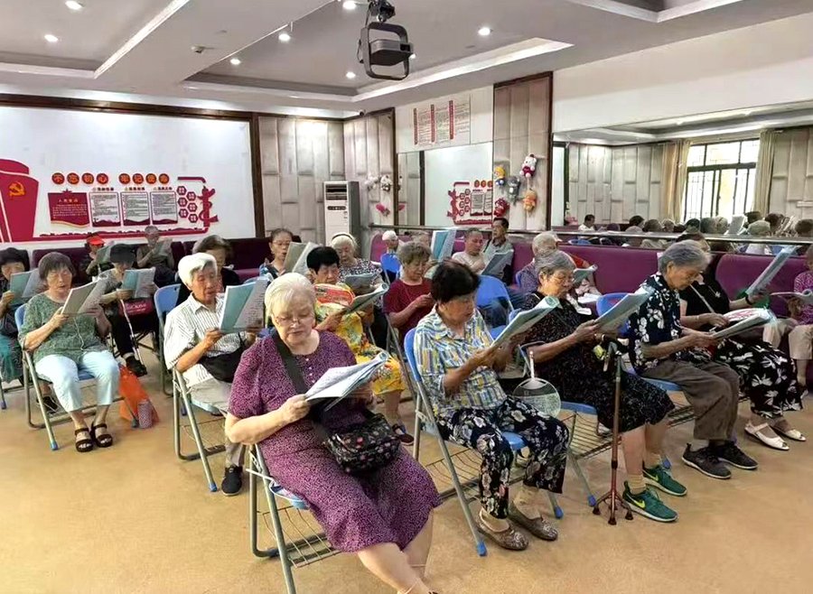 成都三圣花乡旁的锦欣花乡老年公寓:被林木与湖光环绕的养老居所