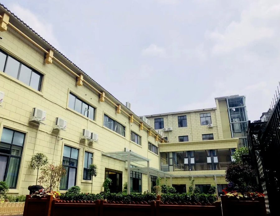 成都失能老人养老选哪家?哺恩养老护理中心带医疗康复的实地参考