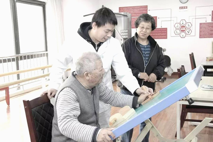 成都失能长者照护费用解析:保利和熹会分级定价与长护险抵扣参考