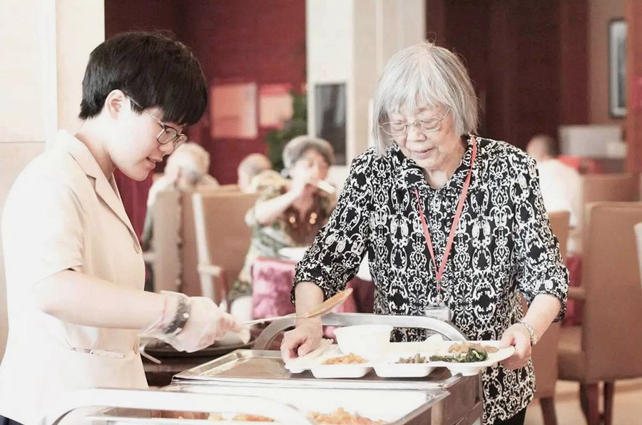 成都失能长者照护费用解析:保利和熹会分级定价与长护险抵扣参考