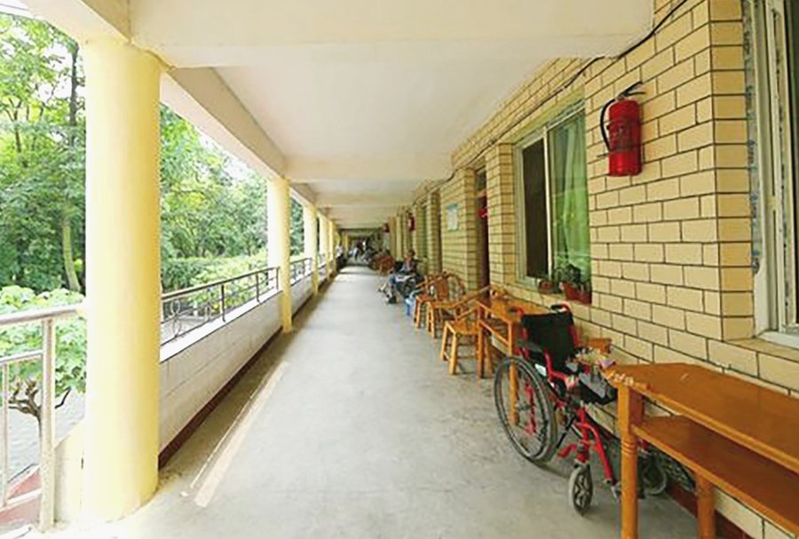 成都市郫都区友爱中心敬老院:压疮护理、翻身拍背与吸痰服务说明