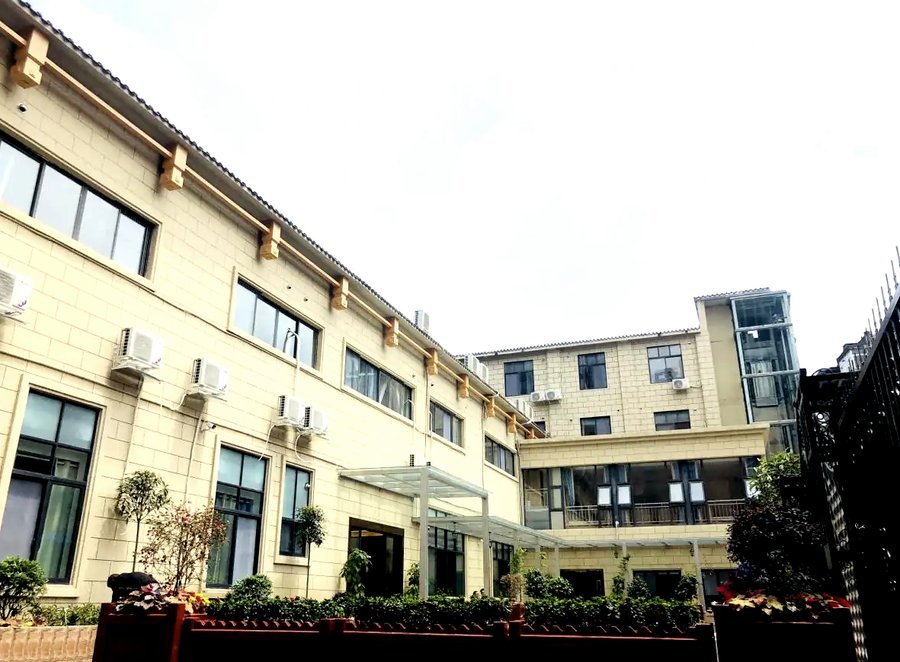 成都术后康复养老机构实地探访:哺恩平福护理中心具备专业康复师配置