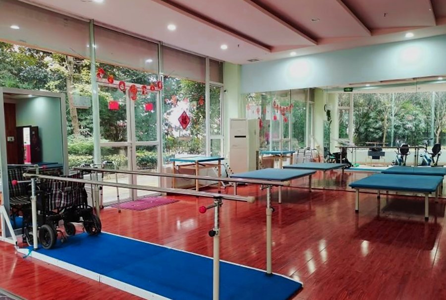 成都温江青孝颐养中心健康监护能力考察:血压血氧监测设备与日常照护参考