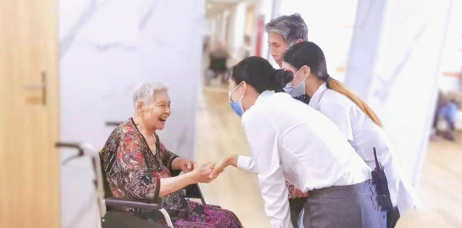 成都卧床全护理养老院价格与服务深度解析:以锦欣花乡康养中心为例