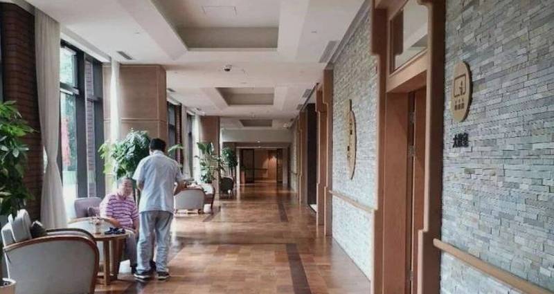 成都武侯区金色阳光养生乐园：占地约十余亩、床位约60张的中小型低密度照护空间