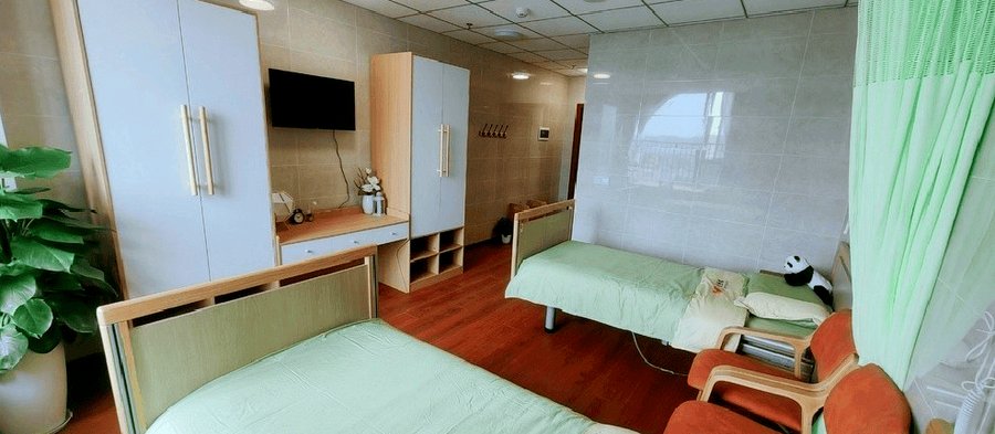 成都养老院房间配置解析:万兴颐养院的全双人间、独立卫浴与阳台标配