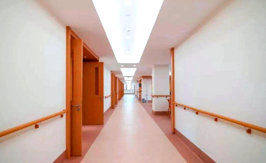成都养老院里的康复阶梯和血压计血糖仪,成都市金牛区银发老年公寓给出了答案