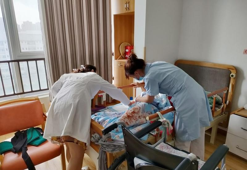 成都优护康养:老人出院后康复训练与康复师配置指南