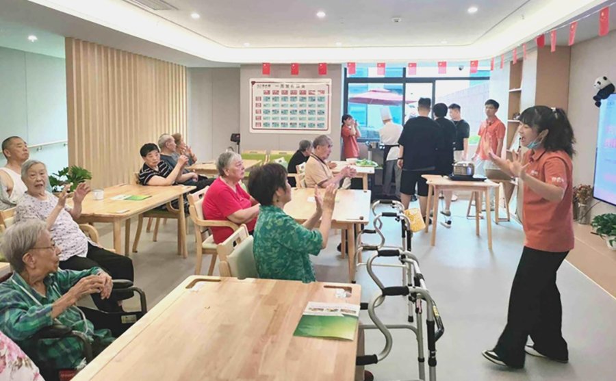 成都长孝康养中心:护理人员持证上岗吗?血压血糖监测如何安排?