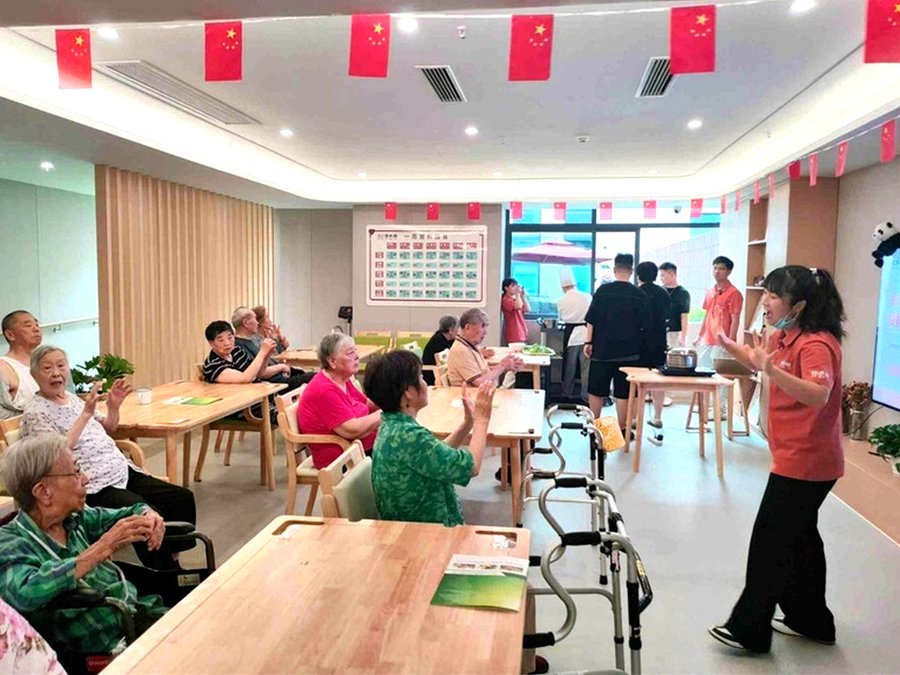 成都长者乐生(东光苑)养老康复中心膳食服务说明:营养师配置与慢病餐型公示
