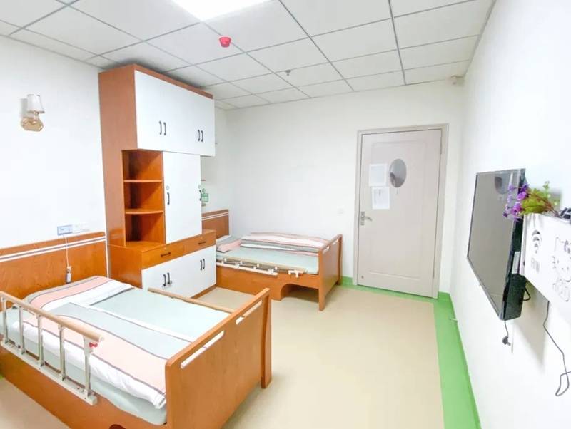 成华区宏明怡倍康养老中心康复设施观察：训练用阶梯配置记录