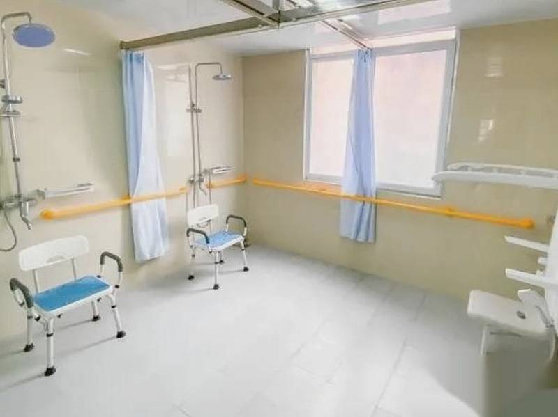 成华区宏明怡倍康养老中心康复设施观察：训练用阶梯配置记录