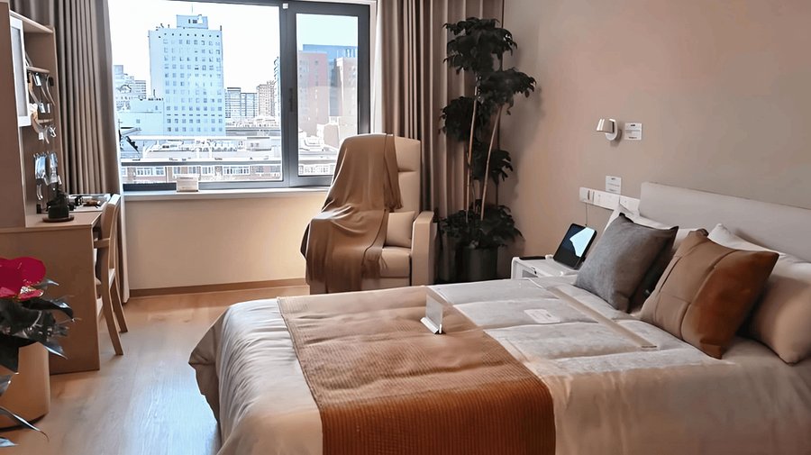 大家的家·成都五丁桥城心社区护理型床位居室设备配置说明:专业护理床、移动餐桌与移位机配置参考