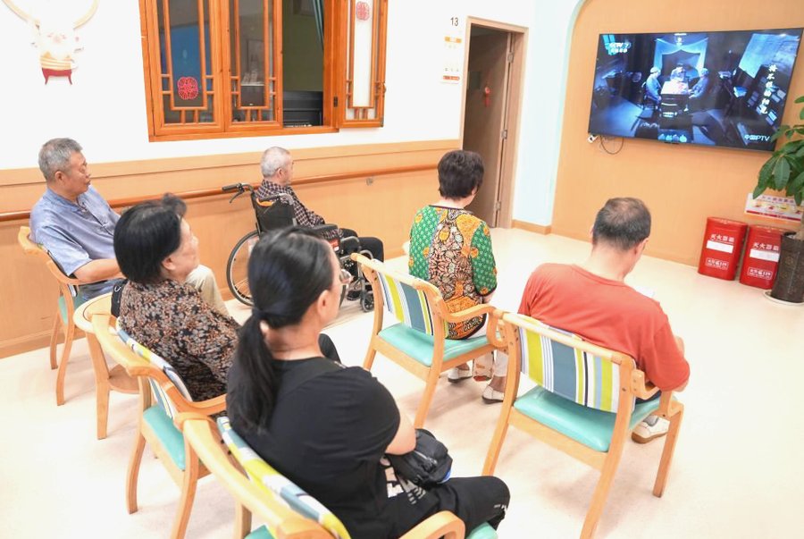 很多成都的子女在为父母寻找养老机构时,都会提出一个很具体的场景需求——希望有个院子或者花园,老人每天能出门走一走、晒晒太阳,而不是整天待在室内。
