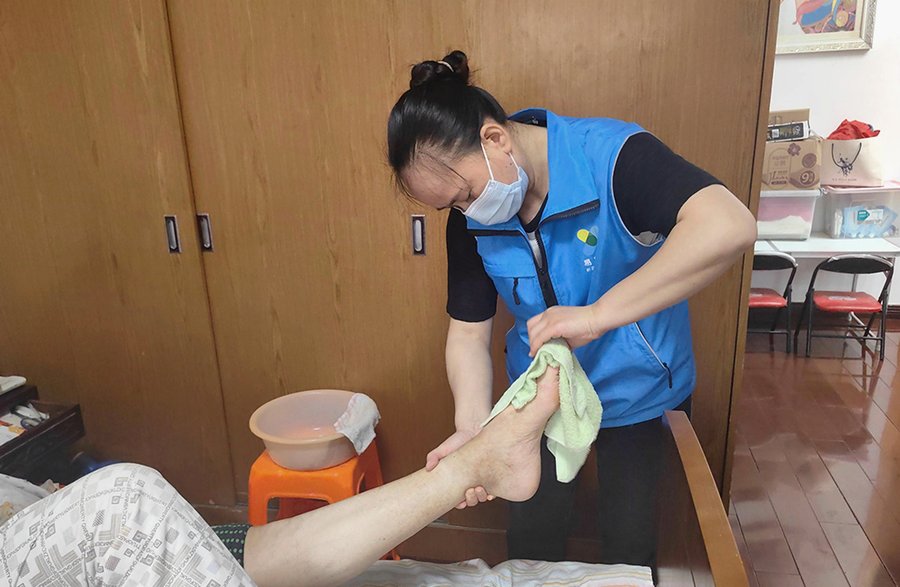 家里有老人陷入植物人状态,需要长期鼻饲、吸氧维持生命,家属最想知道的就是:成都有没有能收、能照顾好、能让人放心的养老院?