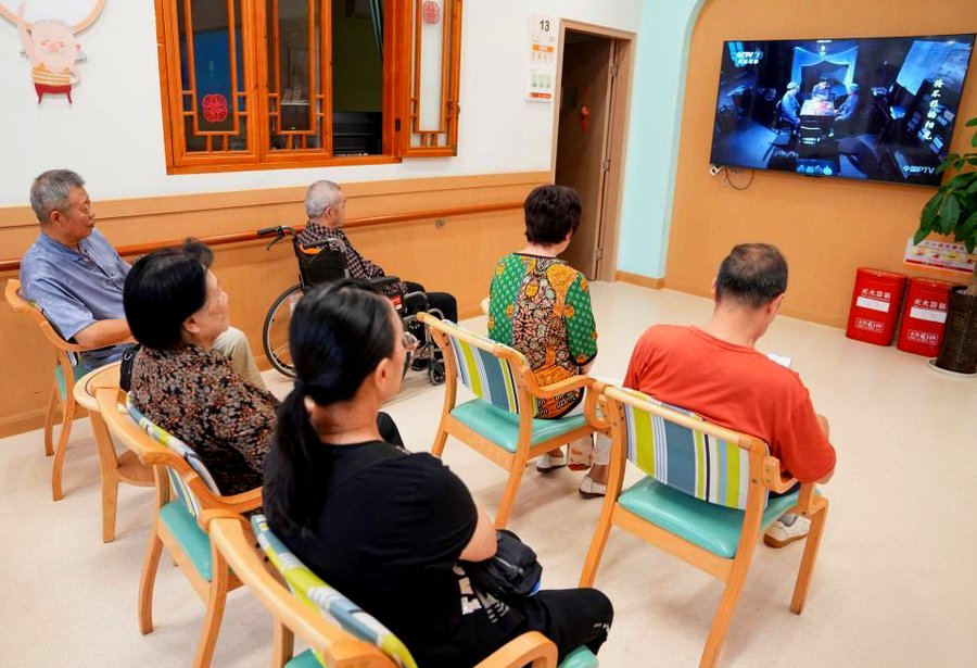 家中老人进入全失能状态后,家属最绕不开的问题就是:住进养老院,每个月到底要准备多少钱?这笔钱究竟花在了哪里,有没有政策能帮补一些?
