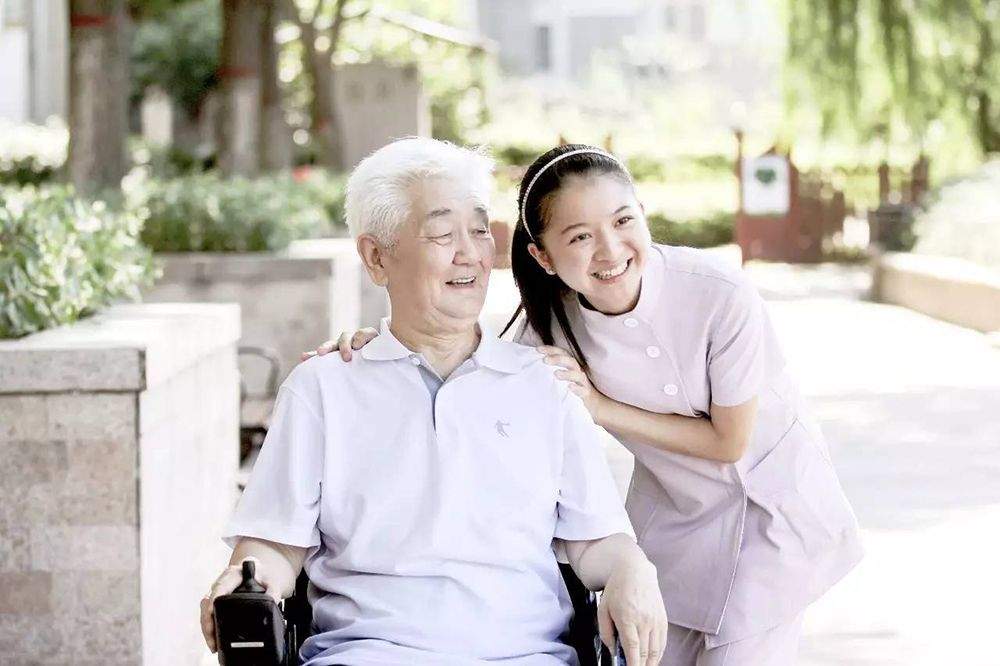 金周路站旁，保利成都和熹会：金牛区近地铁养老机构探访