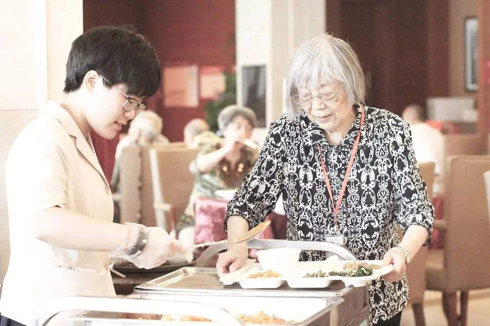 金周路站旁，保利成都和熹会：金牛区近地铁养老机构探访