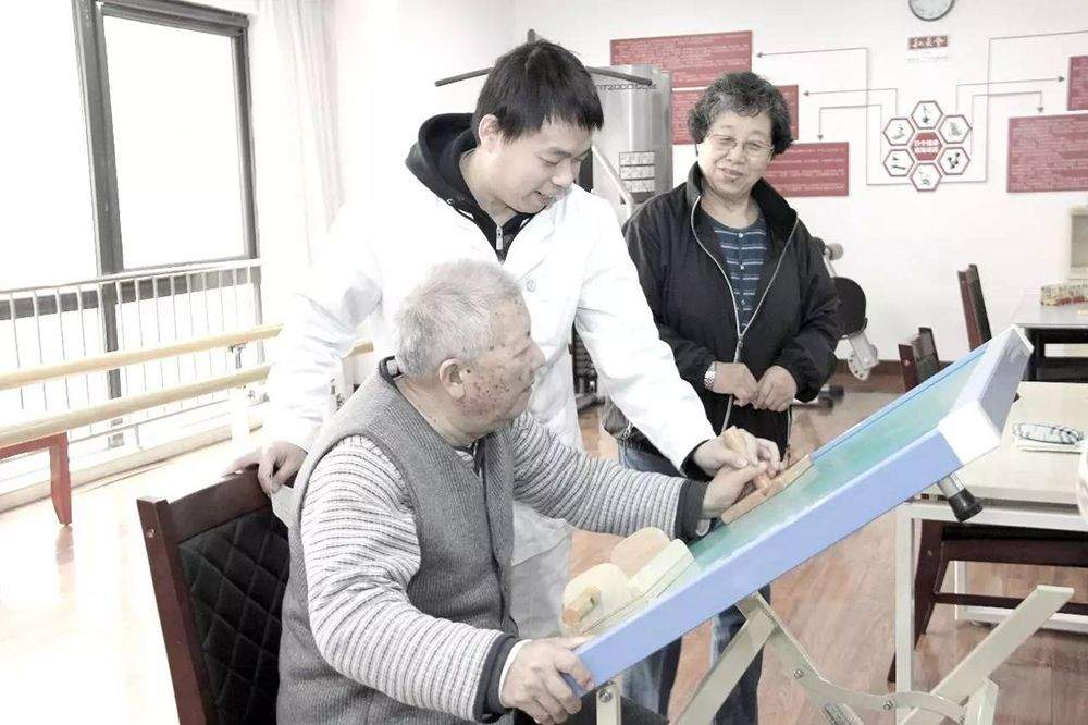 金周路站旁，保利成都和熹会：金牛区近地铁养老机构探访