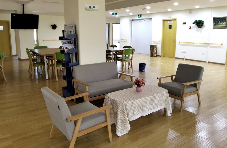 康源养老·书院街长者屋的无障碍设施配置：轮椅坡道、安全扶手与防滑地板实地观察