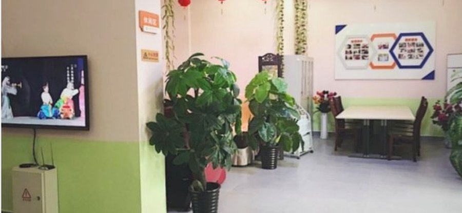 脑梗后失语和吞咽困难,成华区爱心老人家养老服务中心能否接收?