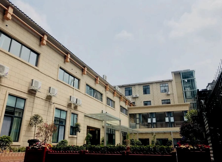 脑梗后长者选机构，成都哺恩平福养老护理中心值得对照这四方面考量