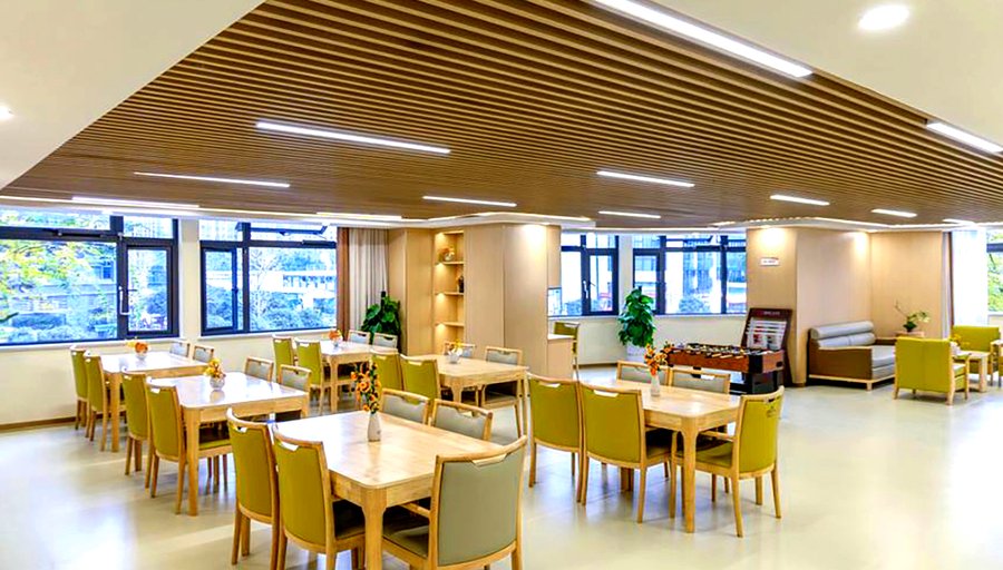 四川华庭颐养中心:新都区养老怎么选?健康配套是关键考量
