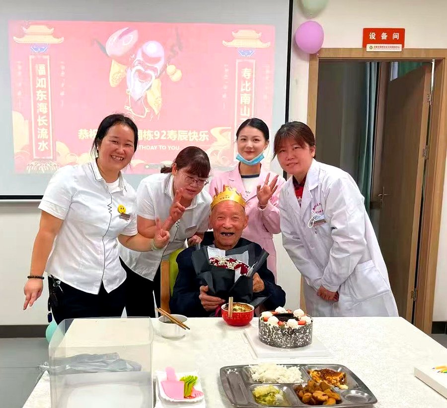 探访成都锦欣花乡康养中心：为全失能老人寻找“一对一护理”的安心答案