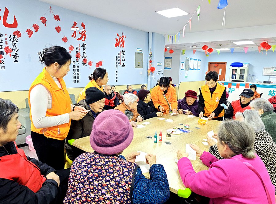 替父母找养老院的时候,很多子女心里都会犯嘀咕——宣传册上写的“文娱活动丰富”,到底是真有内容,还是挂几张照片就完了?书画室是不是常年锁着门?棋牌桌是不是摆设?有没有能让老人真正动起来的地方?