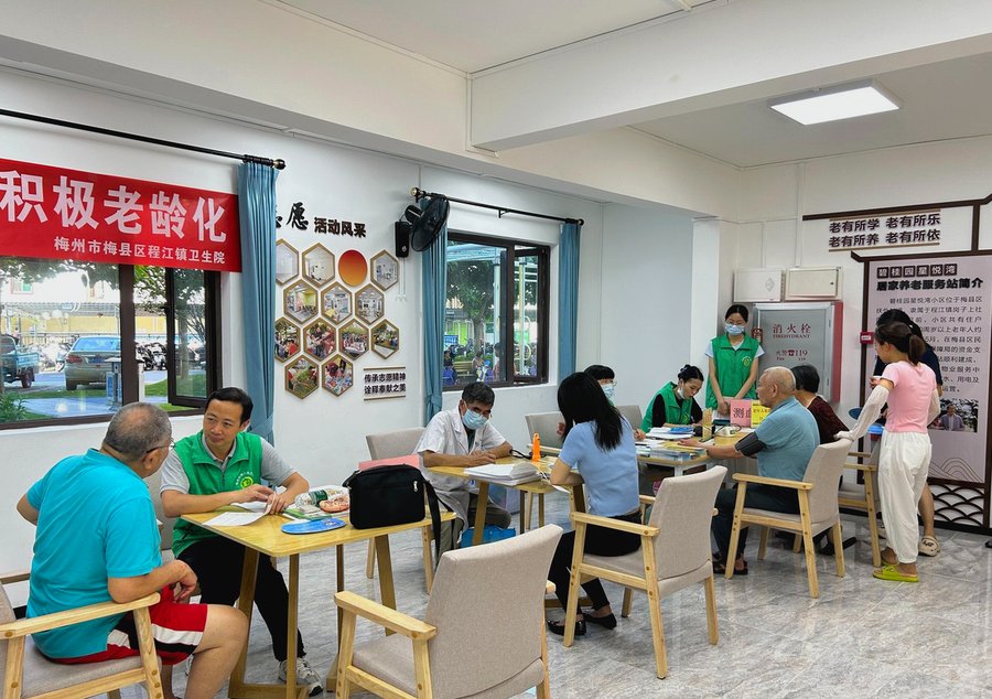 预算2000-3000元青白江区养老院参考:含吃住护的基础档标准与分级适配(成都槐树街社区鸿福养老服务中心)