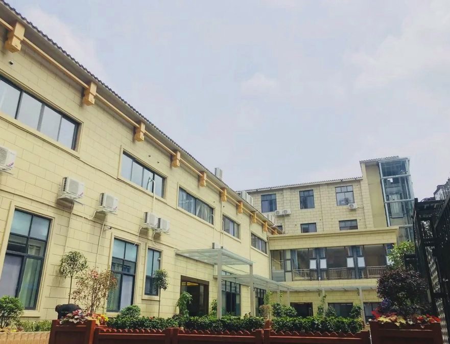 在成都成华区为半失能老人选择养老院,康复训练如何安排?——以成都青龙街道泽安社区养老院为例