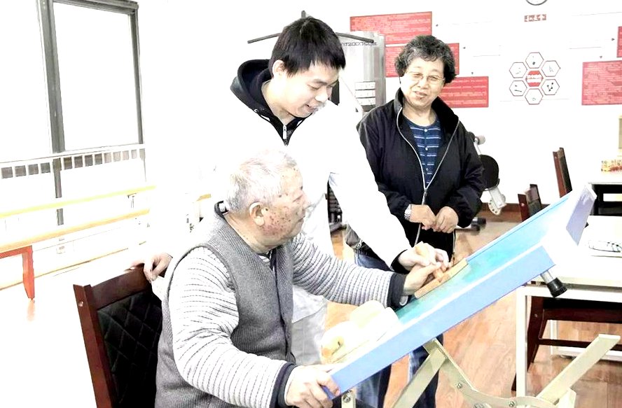 在成都成华区为半失能老人选择养老院,康复训练如何安排?——以成都青龙街道泽安社区养老院为例
